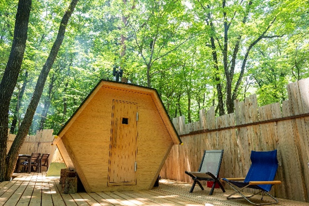 木々に囲まれたサウナ小屋