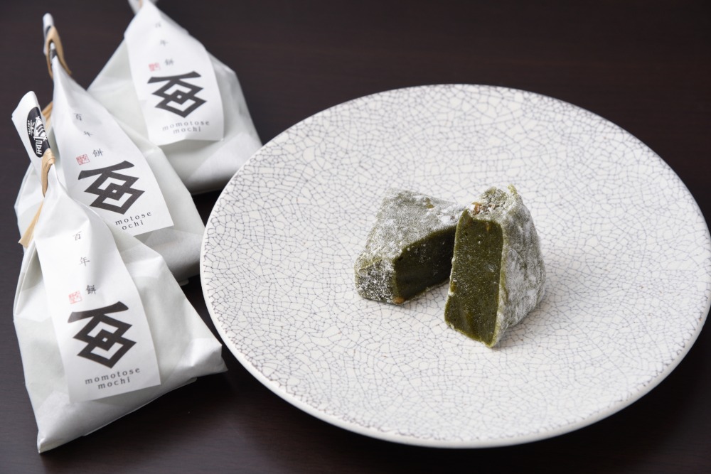 百年餅（ももとせもち）抹茶・黒豆きなこ各378円