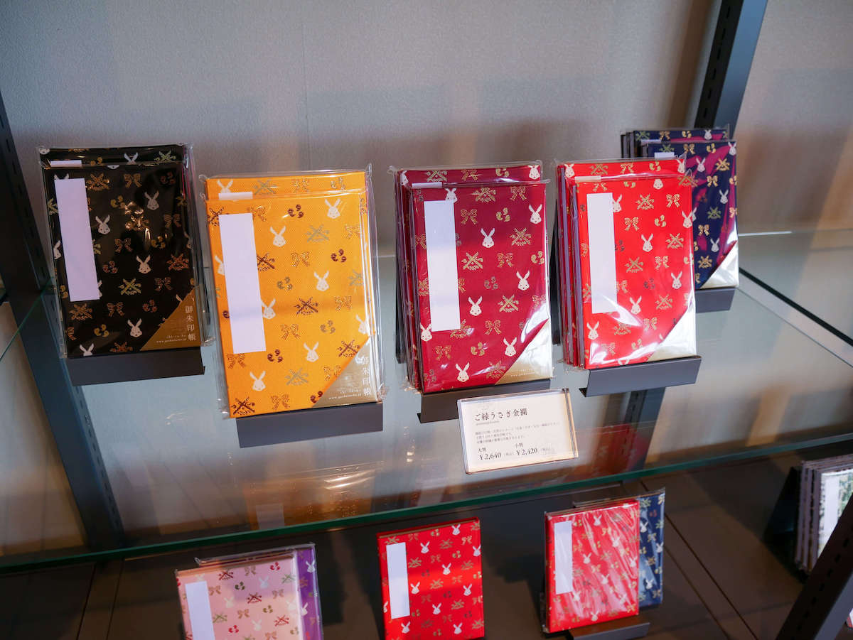 出雲大社のトレードマークでもあるウサギ柄が人気。