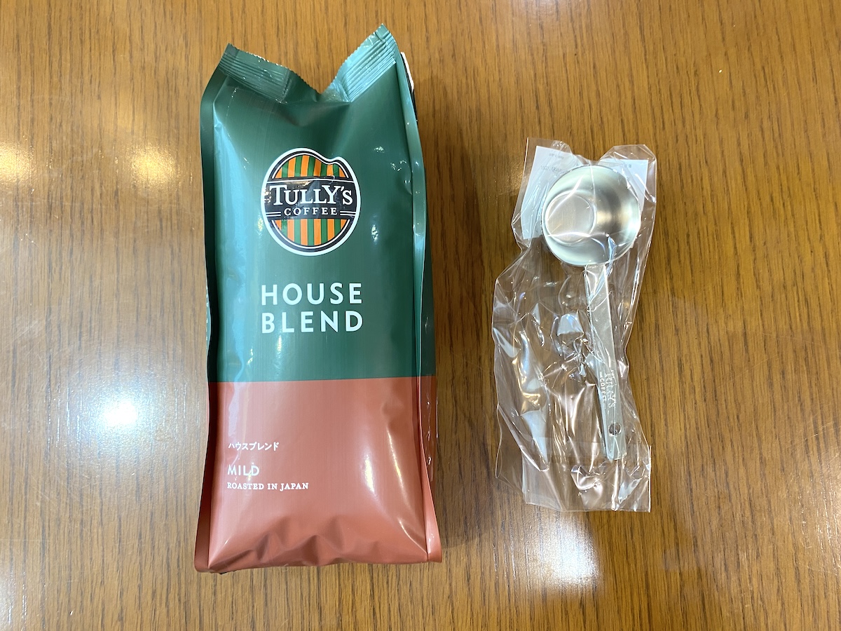 写真左から「ハウスブレンド（豆/200g）」1140円と「ビーンズ メジャースプーン」363円