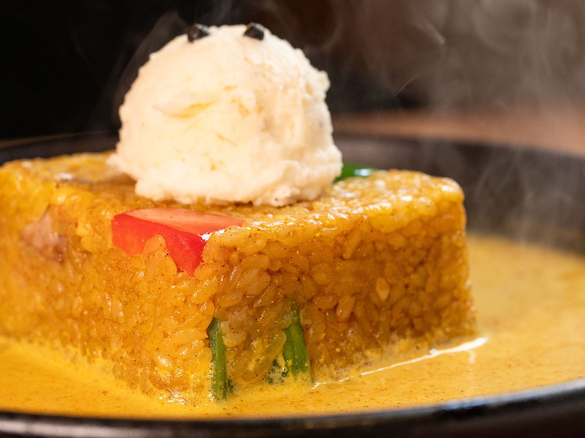 横から見るとドライカレー(ライス)の厚みがよく分かる!