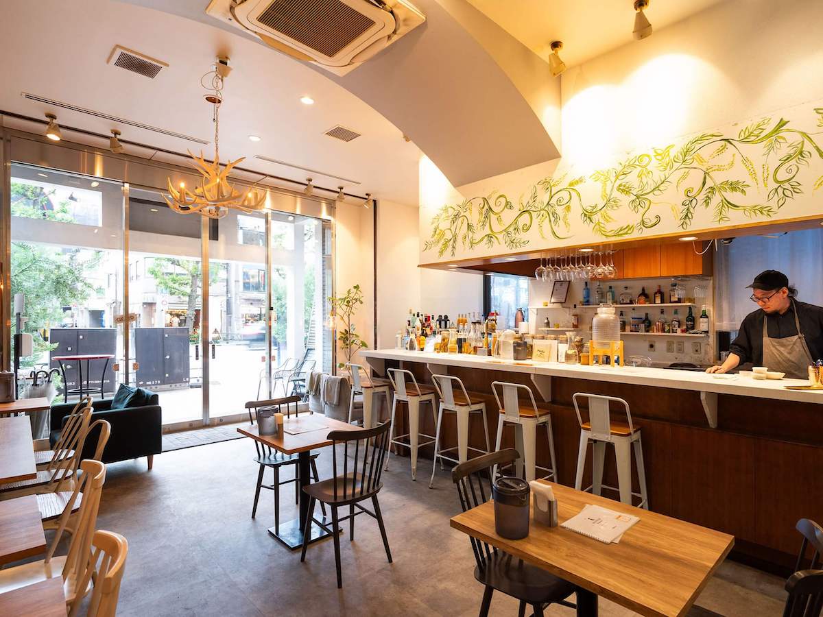 テーブル席のほかソファ席やカウンター席もある広々とした店内