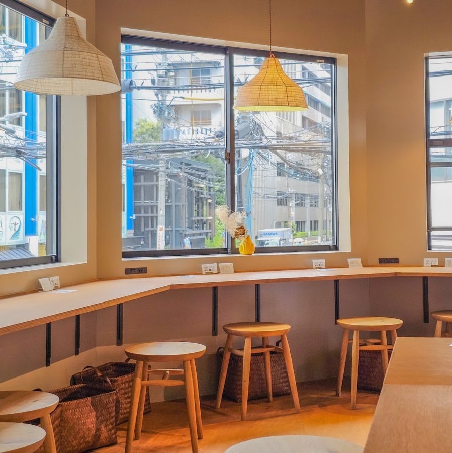 洗練された木目調のイートイン空間。外向きのカウンターはおひとり様でも過ごしやすくて◎