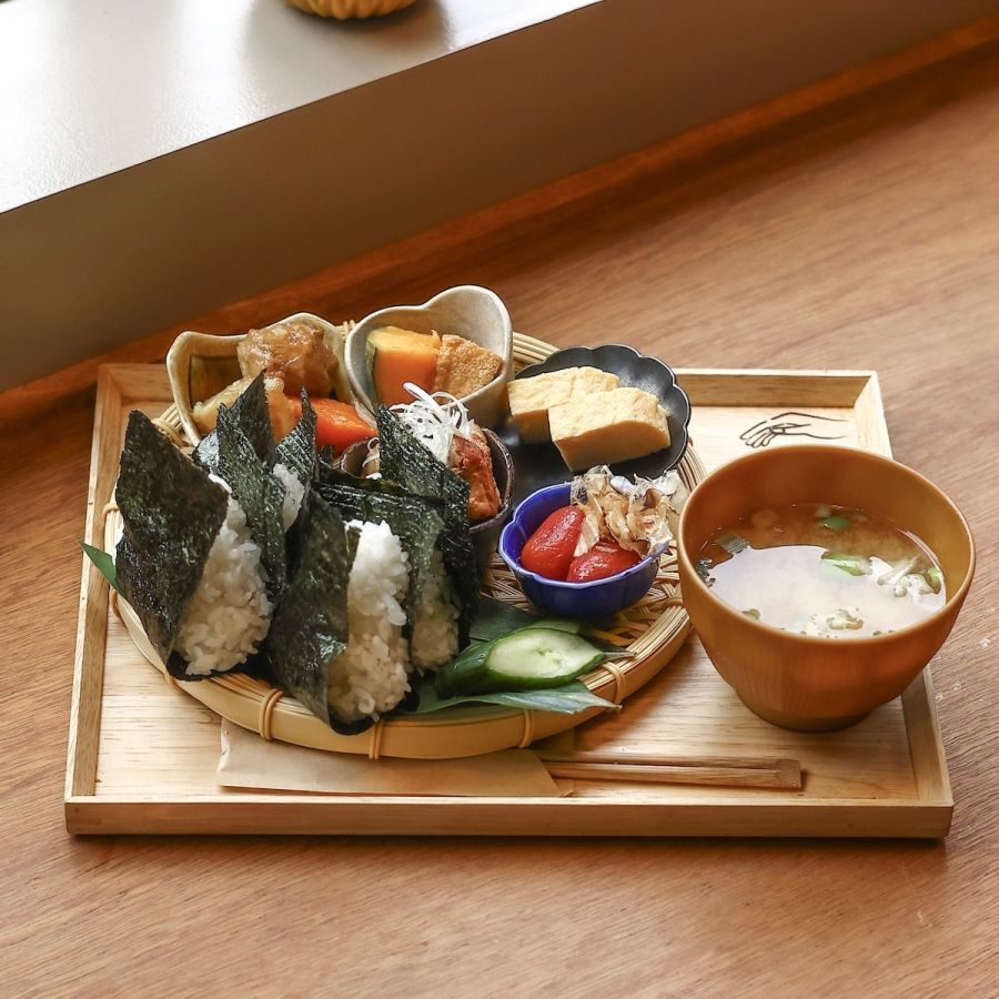 看板メニューの「おにぎりプレート」は5つの小鉢（内容は日替わり）と味噌汁がセット