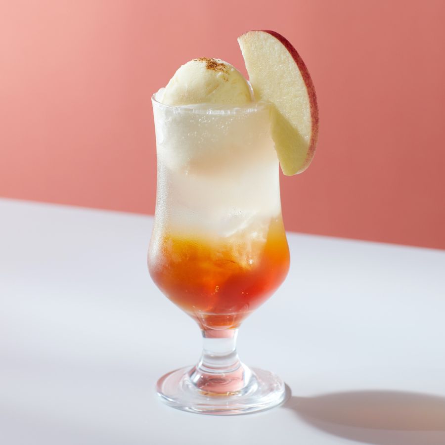 「ティバーナ™ クリーム ソーダ スパイス アップル サイダー(Iced)」1050円(店内利用)、1031円(持ち帰り)