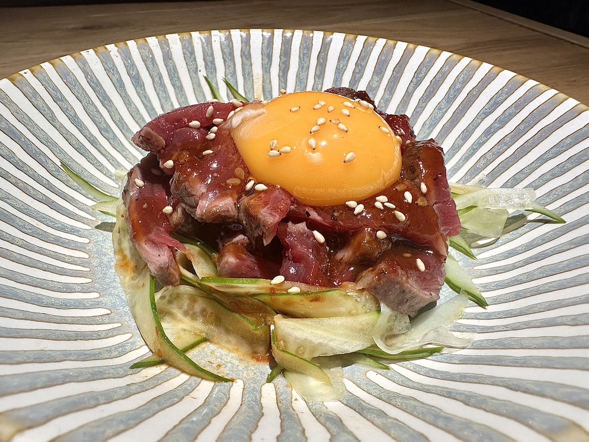 美里オーストリッチファーム　ダチョウのユッケ850円。言われなければ牛肉と思ってしまう