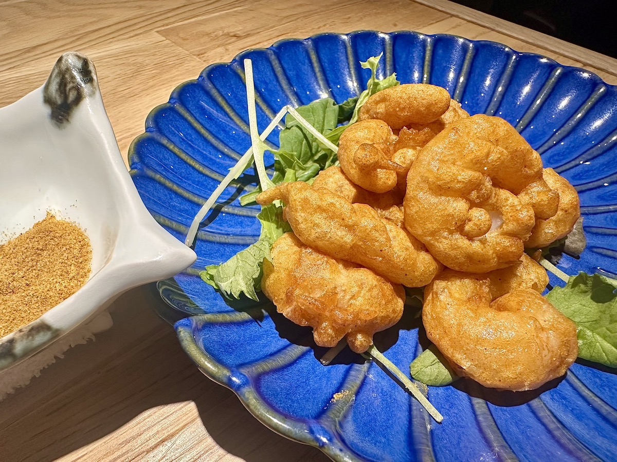 えびフリッター650円。左のカレースパイスがエビの甘みを引き立てる！