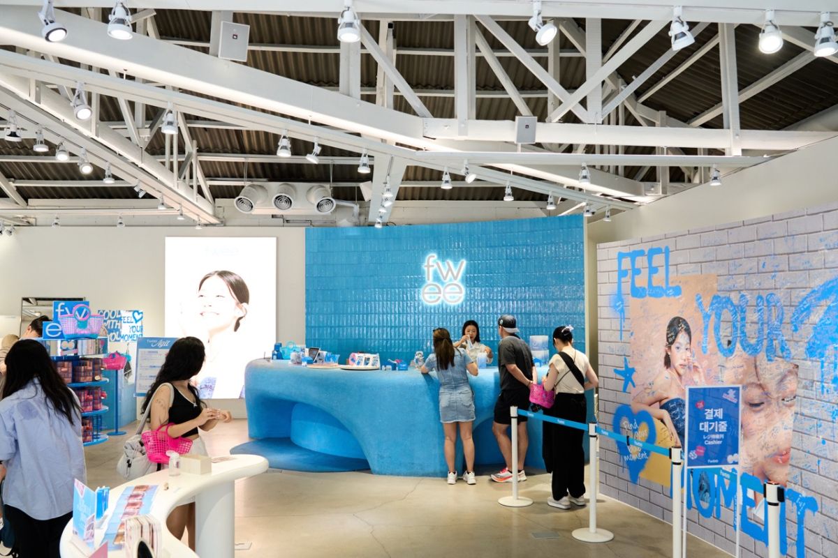 広々とした店内で新作コスメを試せる