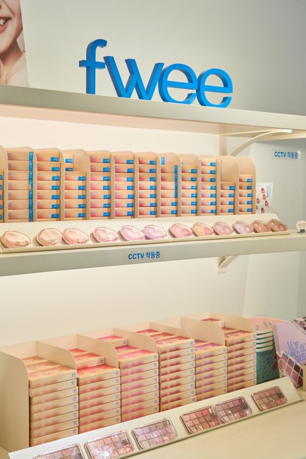 メロウデュアルチークW2万2000（上段）、モアムードアイシャドウパレットW3万5000 （下段）