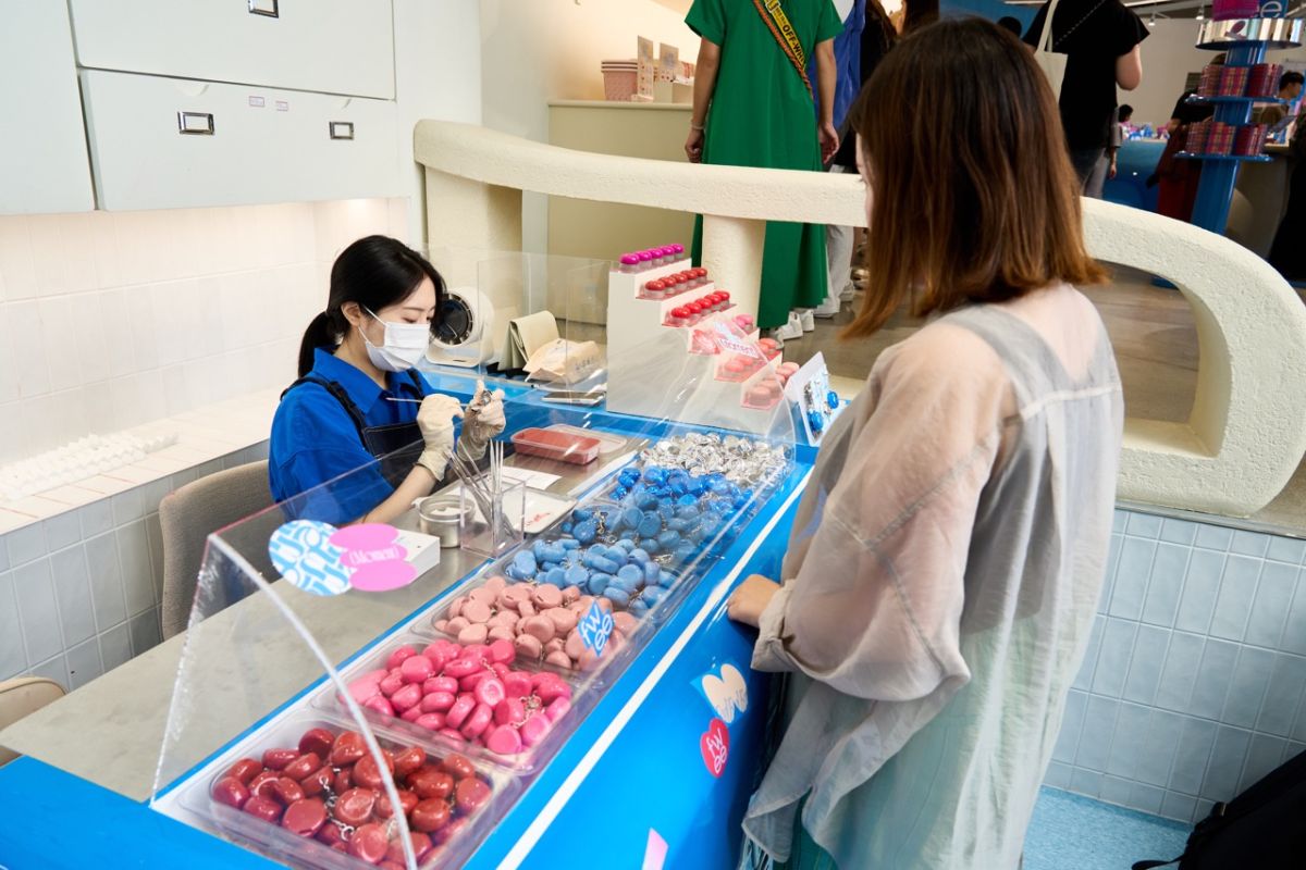 スタッフさんがキーチェーンにリップ&チークを詰めてくれる