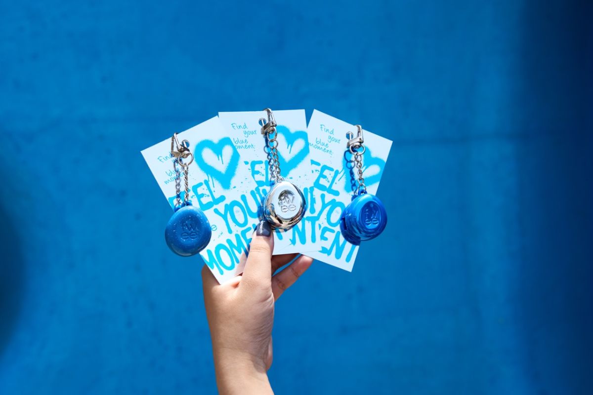 外のブルーの壁を背景に写真を撮ろう