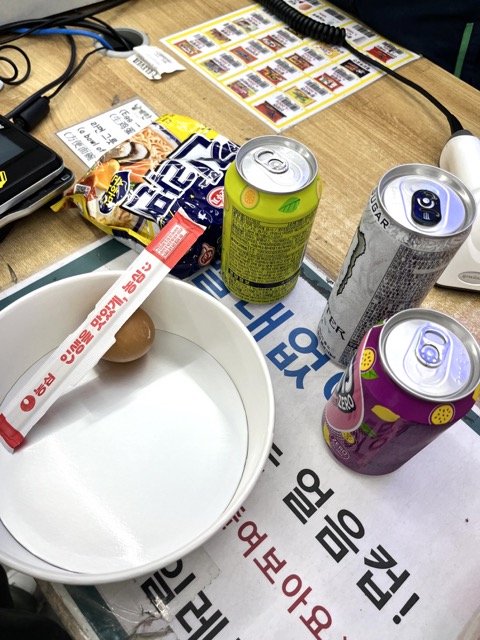 袋麺を買うと専用カップと箸がもらえる