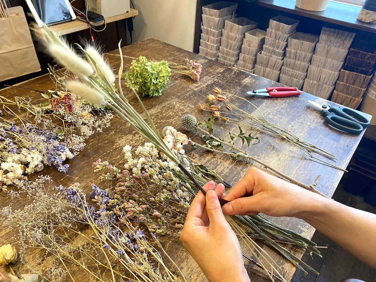 折れないように細い茎はテープで集束