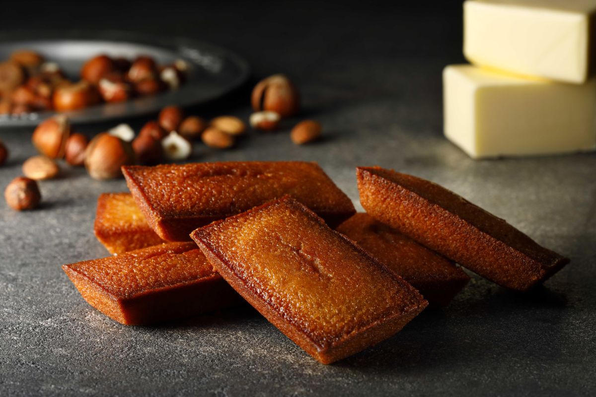 「ザ・マスター缶」（クッキー4個、ケーキ3個入り）2268円