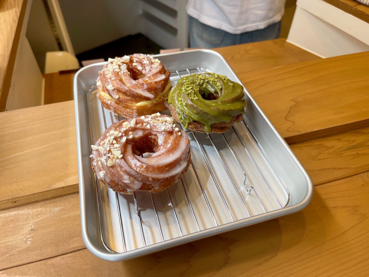 （手前から）「フレクルドーナツ Freckle」356円、「煎茶 Sencha」378円、「カスタード Custard Cream」432円