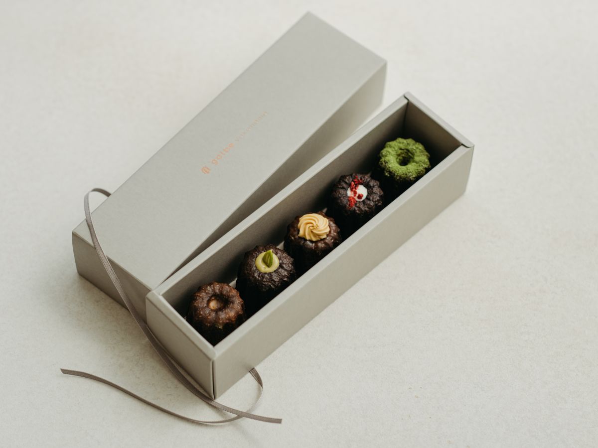 プレーン、ピスタチオ、キャラメル、フランボワーズ、抹茶の定番5種類を詰め合わせた「カヌレ5種5個入りBOX」1980円