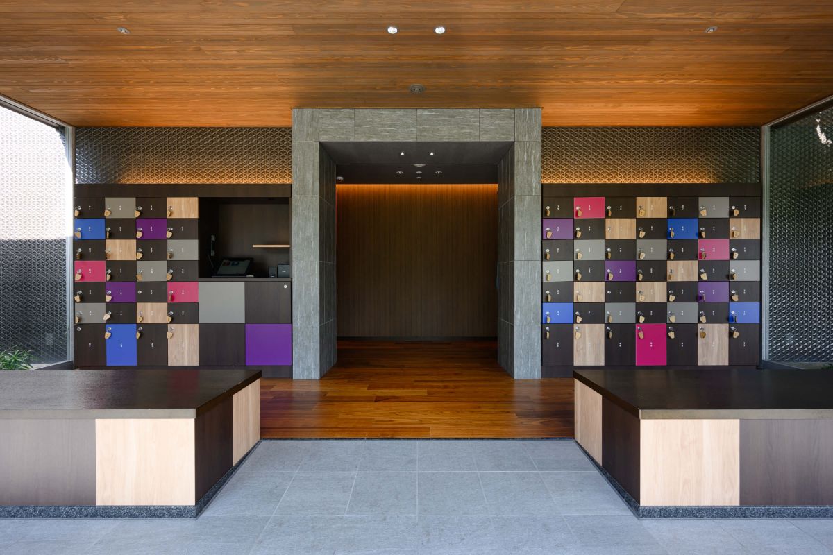 「光と影」をイメージし、カラフルな面と黒の面が交互に配された靴箱