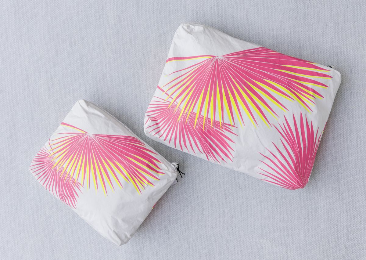 「ワイキキファンズ・ポーチ」左：ミニ $24、右：スモール $34