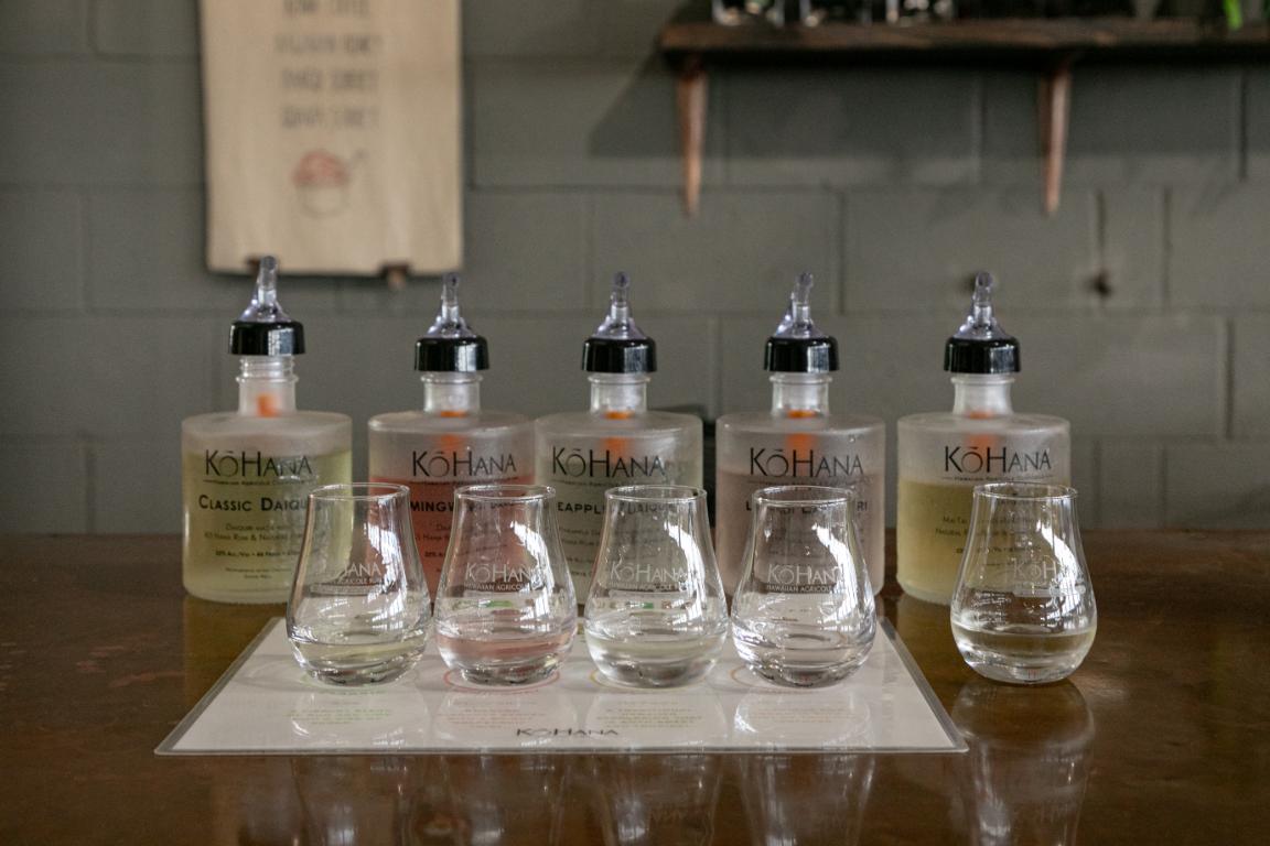 左からライム、グレープフルーツ、パイナップル、リリコイ（一番右はマイタイ※カクテルコースには含まれません）