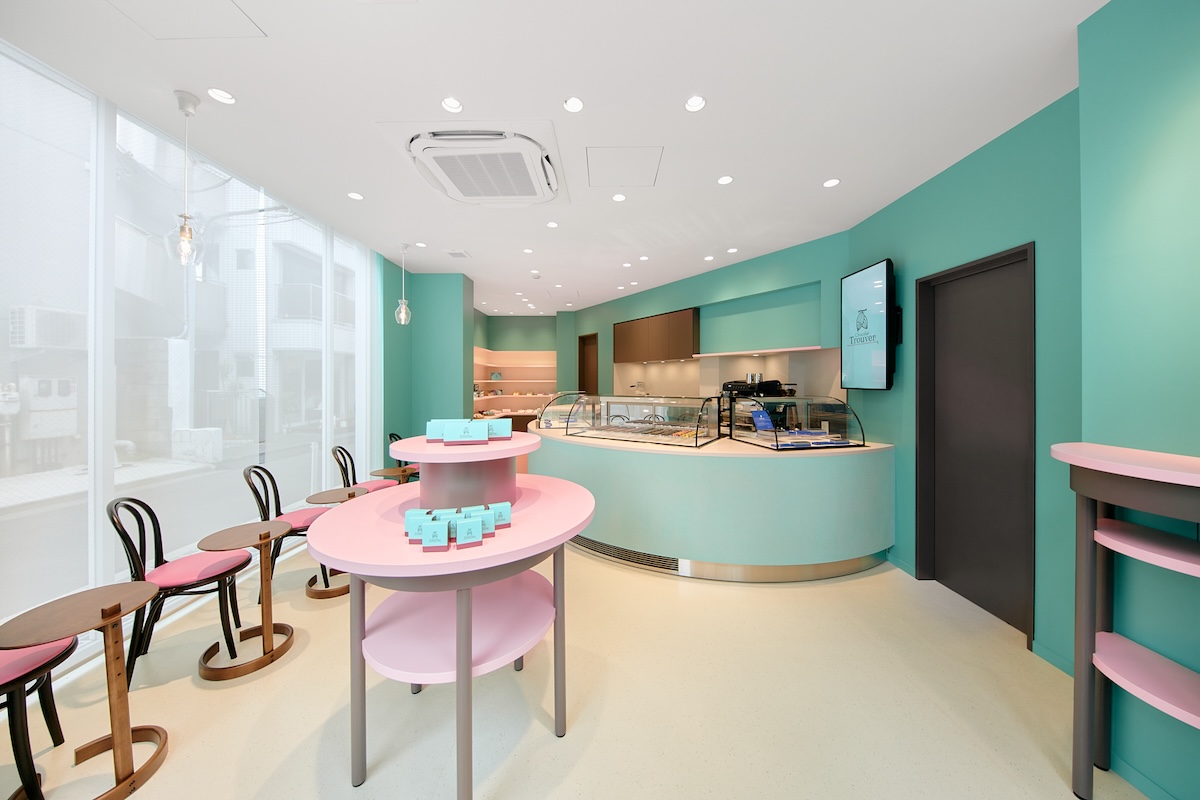 ブルーグリーンを基調とした店内