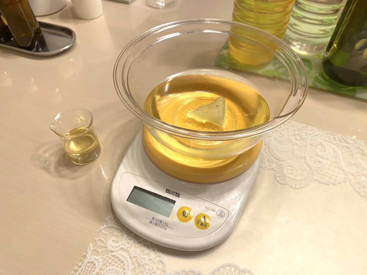 写真左からオリーブオイル、油脂を合わせたボウル