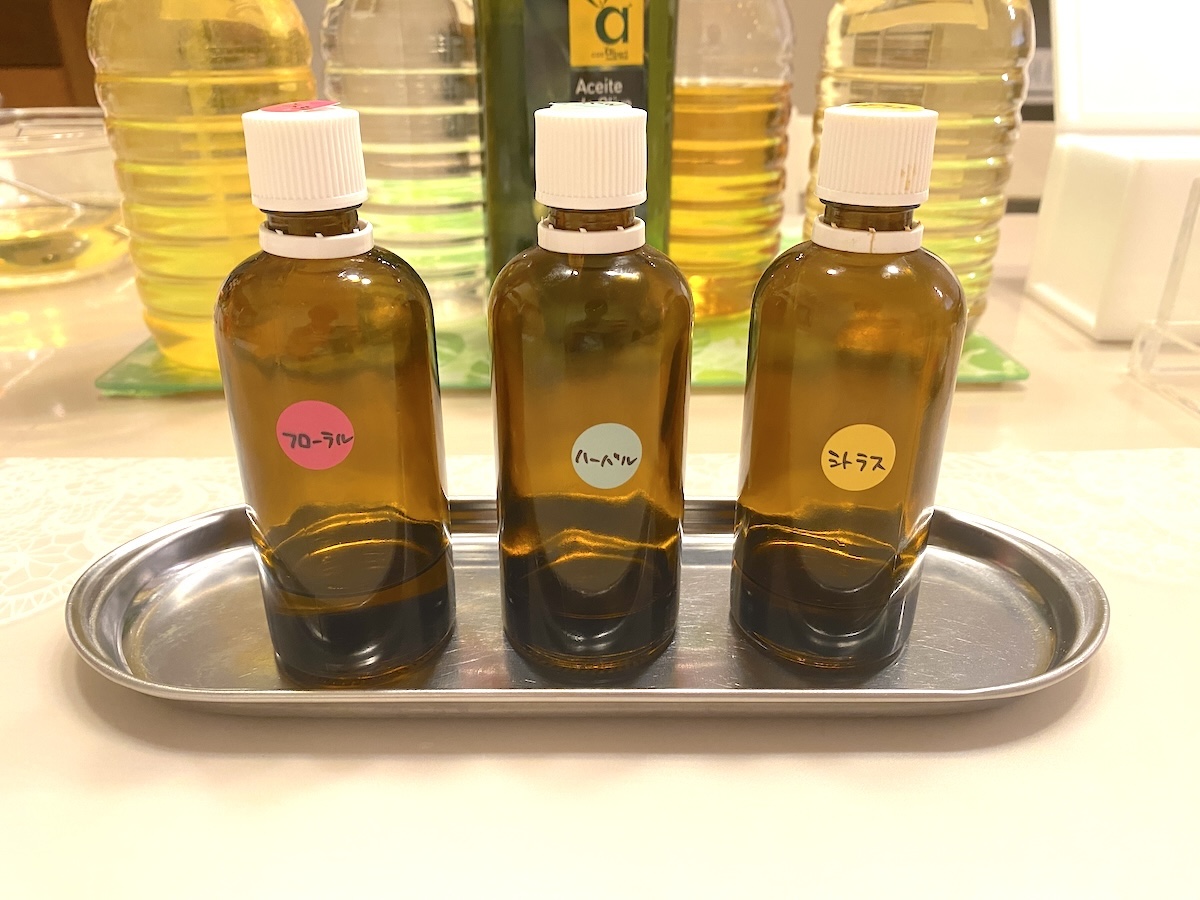 写真左からフローラルブレンド、ハーバルブレンド、シトラスブレンドの精油