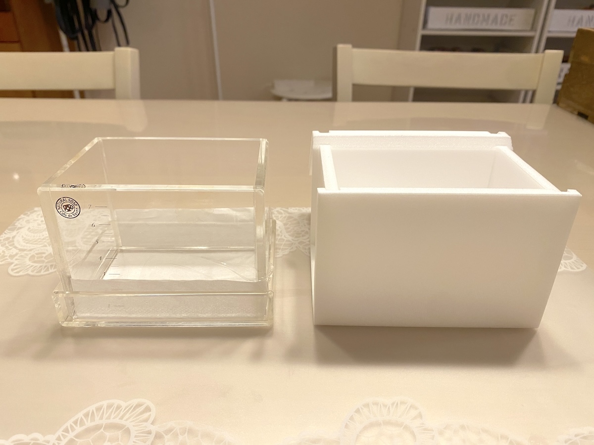 写真左からプラスチック（郵送受け取り）、発泡スチロール（お持ち帰り）