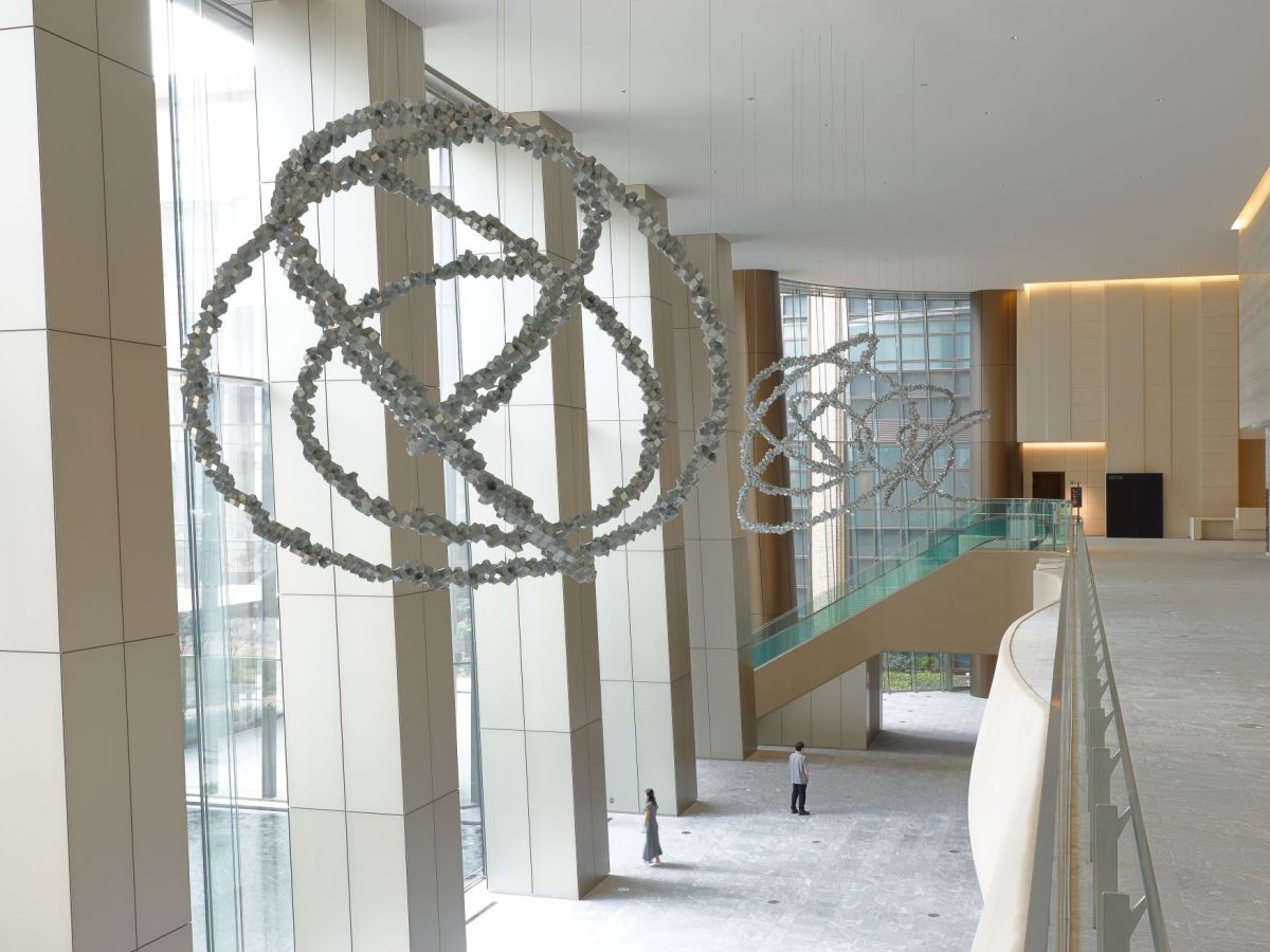 《相互に繋がりあう瞬間が協和する周期》2023年 展示風景：麻布台ヒルズ森JPタワー オフィスロビー、2023年 撮影：木奥 恵三