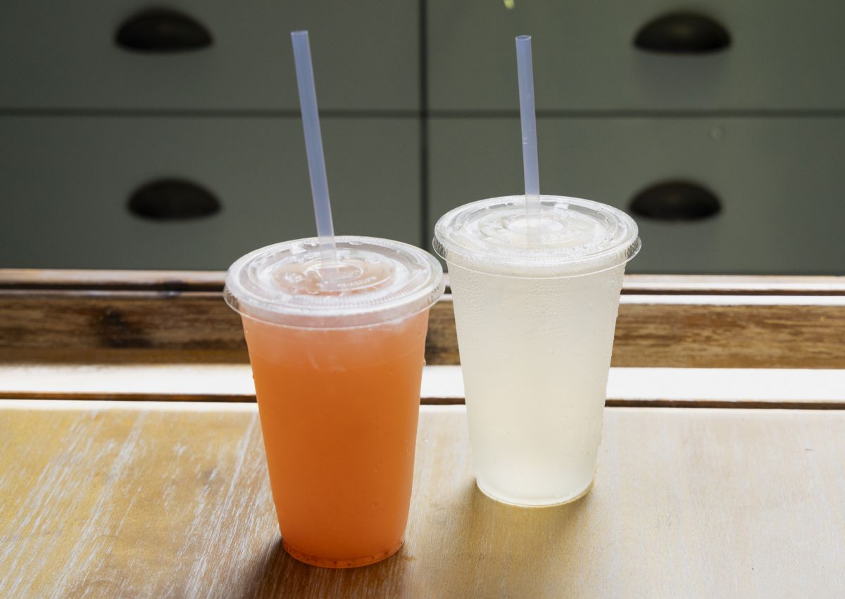 「フレッシュレモネード」左：ストロベリー$6.75、右：マンゴー$6.50