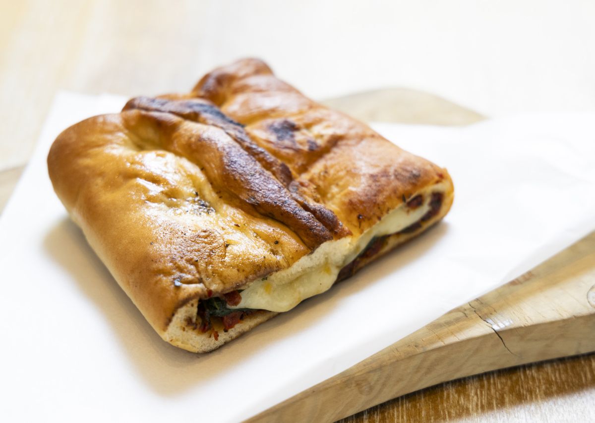 「アロハブレッド」サンドライトマト＆スピナッチ $10