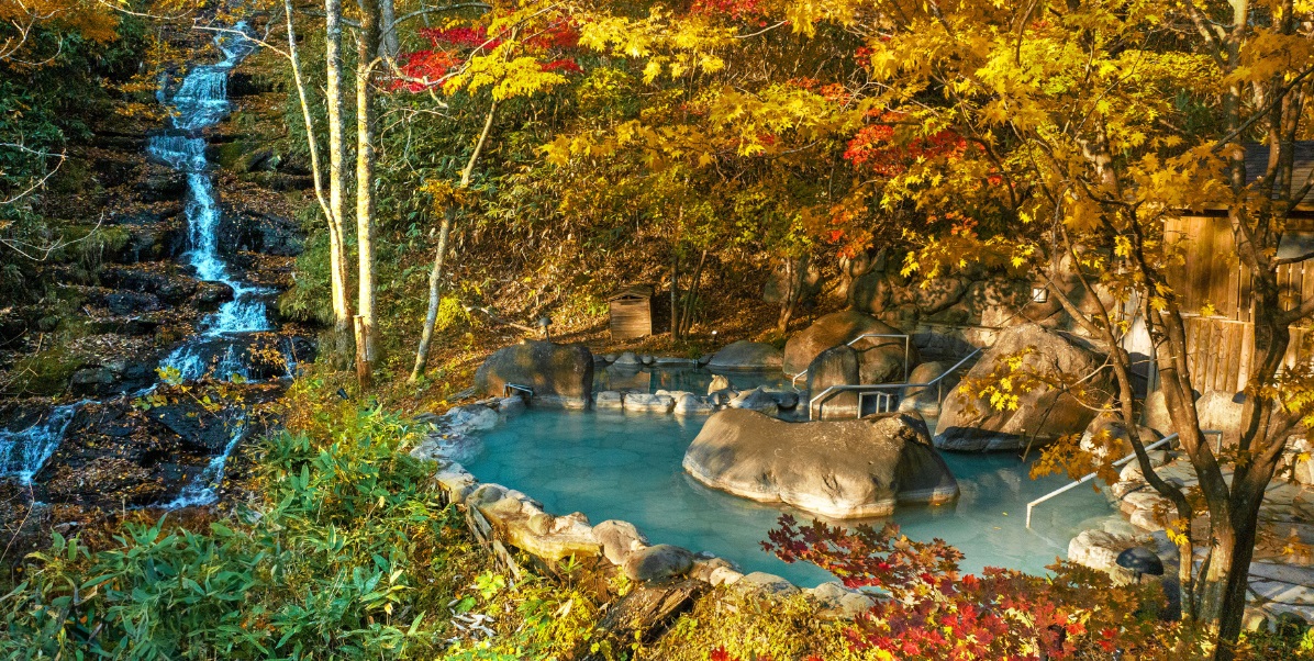 「星野リゾート　奥入瀬渓流ホテル」で絵画のような紅葉と温泉を貸切で楽しめる「秋の贅沢紅葉露天」を開催
