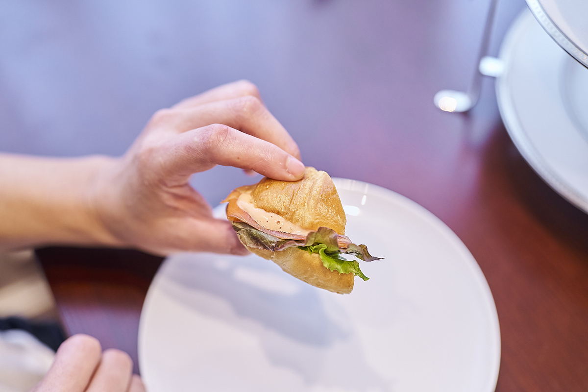 「スモークサーモンのクロワッサンサンド」