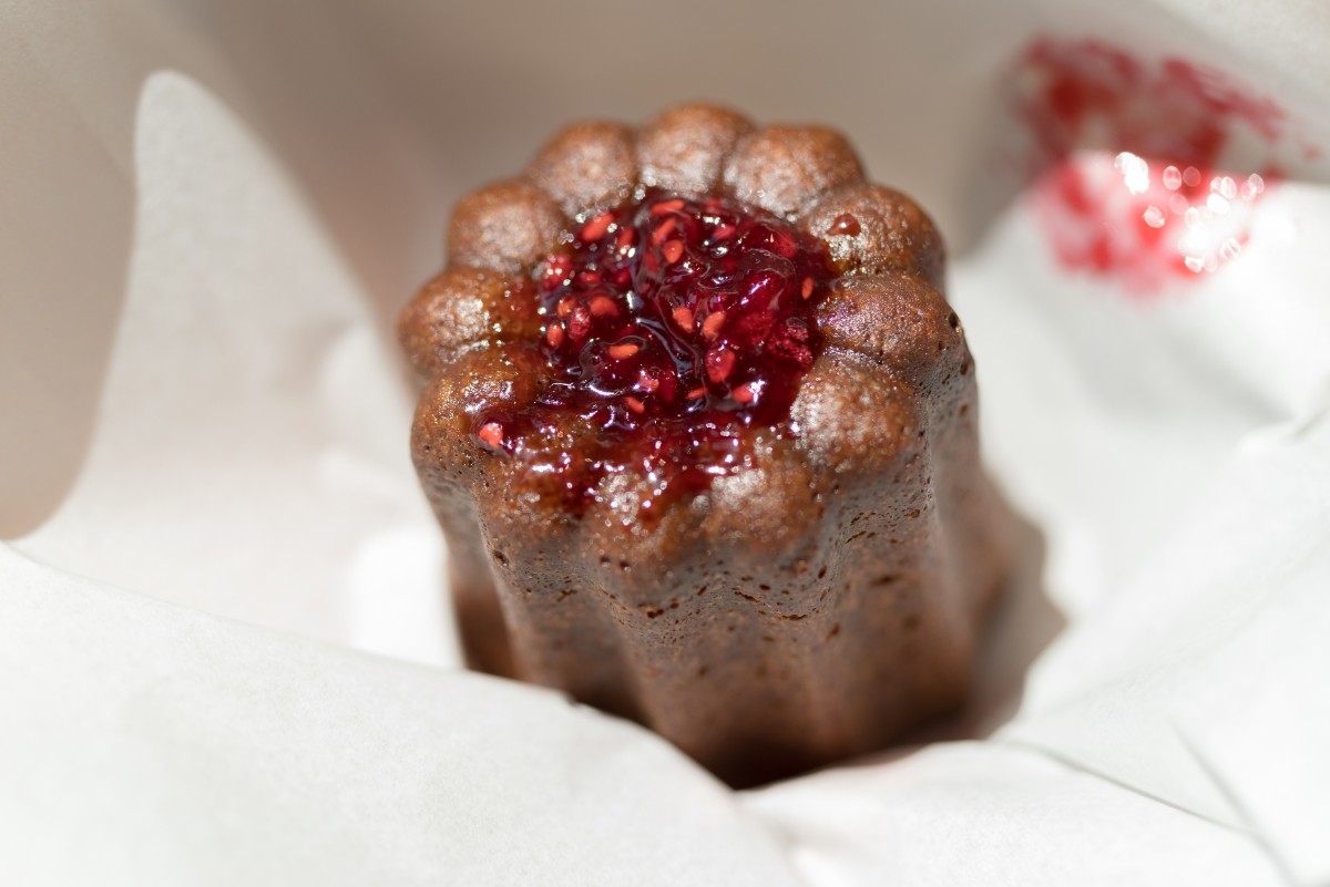 「焼きたて 蜜カヌレ（いちご）」300円