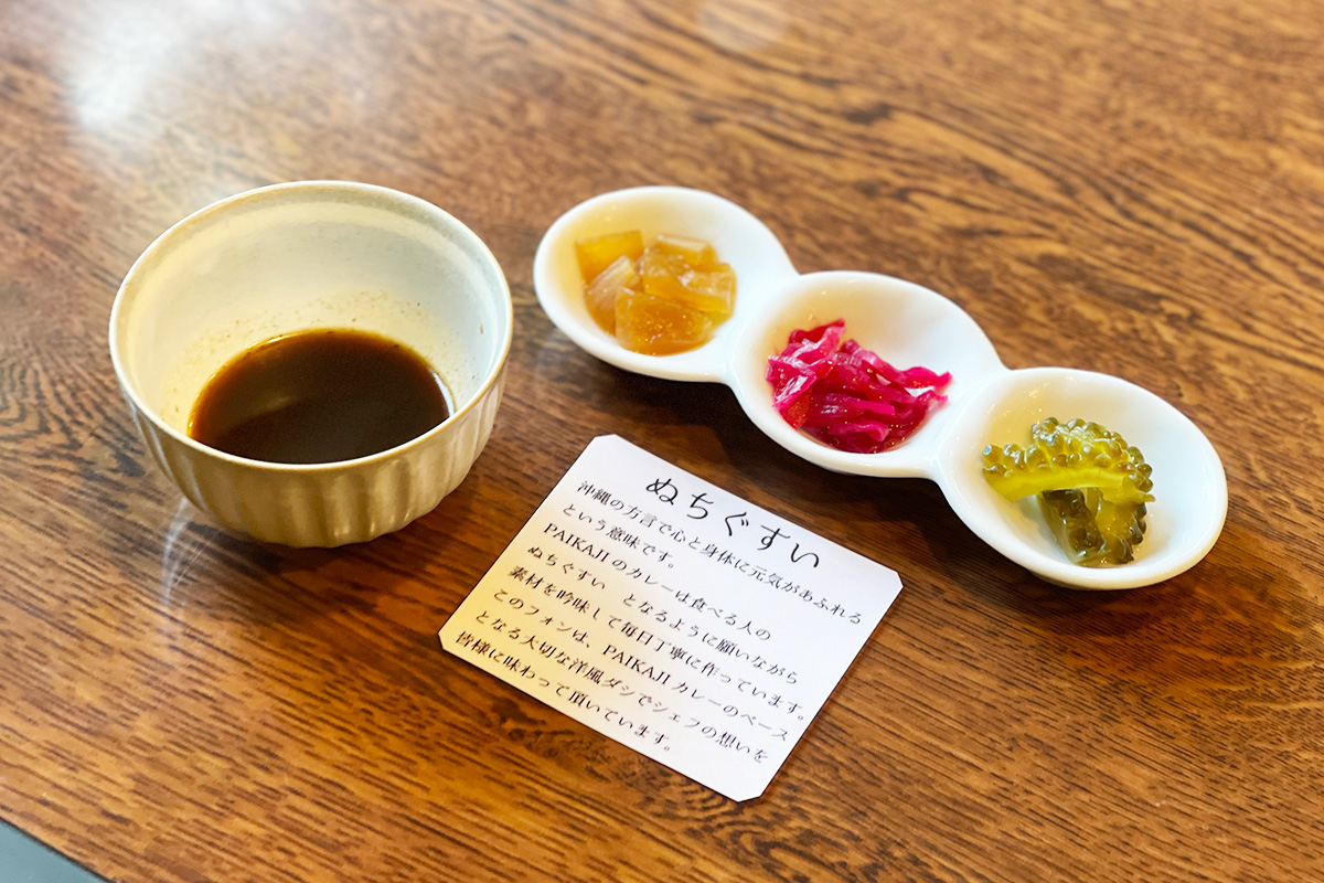 （写真左から）フォン、タマネギのピクルス、紫キャベツのピクルス、ゴーヤのピクルス