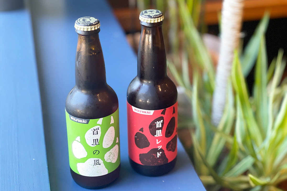 （写真左から）「首里の風」、「首里レッド」各950円