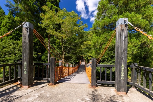 「ふれあい橋」は通行料無料。こちらは比較的揺れが小さく、安心して渡れます。橋の下には、川遊びができる浅瀬があります