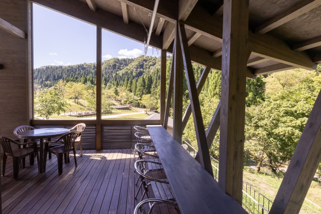 屋外のデッキに設けられたカウンター席も素敵