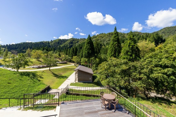 隣接するグリーンパークにもウッドデッキがあり、センターハウスとはまた違う風景が楽しめます