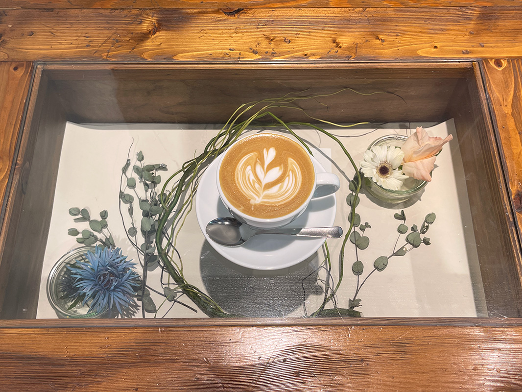 「カフェ・ラテ Hot」650円