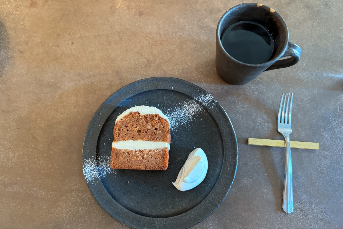 （左から）「キャロットケーキ」594円、「コーヒー」550円
