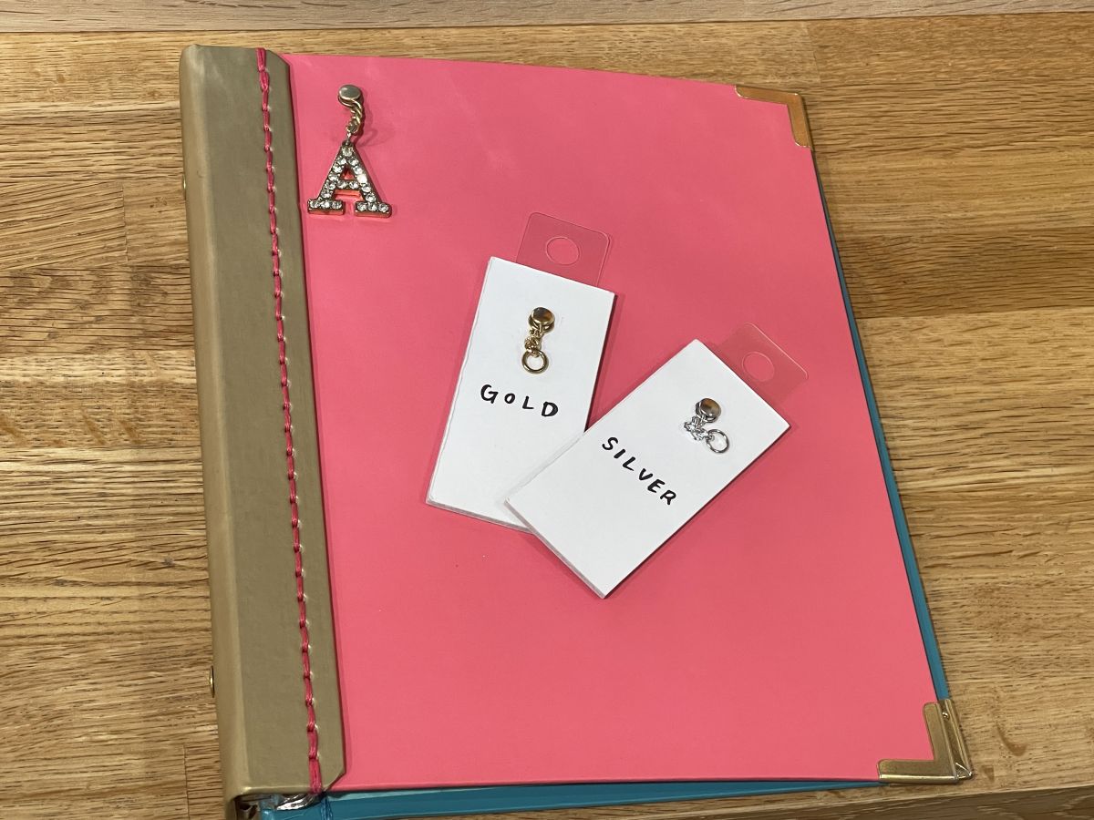 「チャーム金具」275円