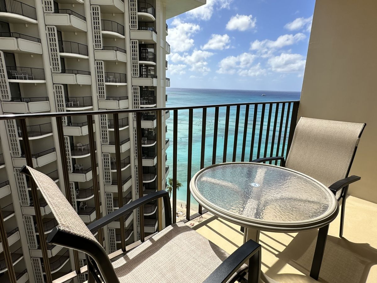 ラナイからは真っ青なワイキキビーチを見渡せる