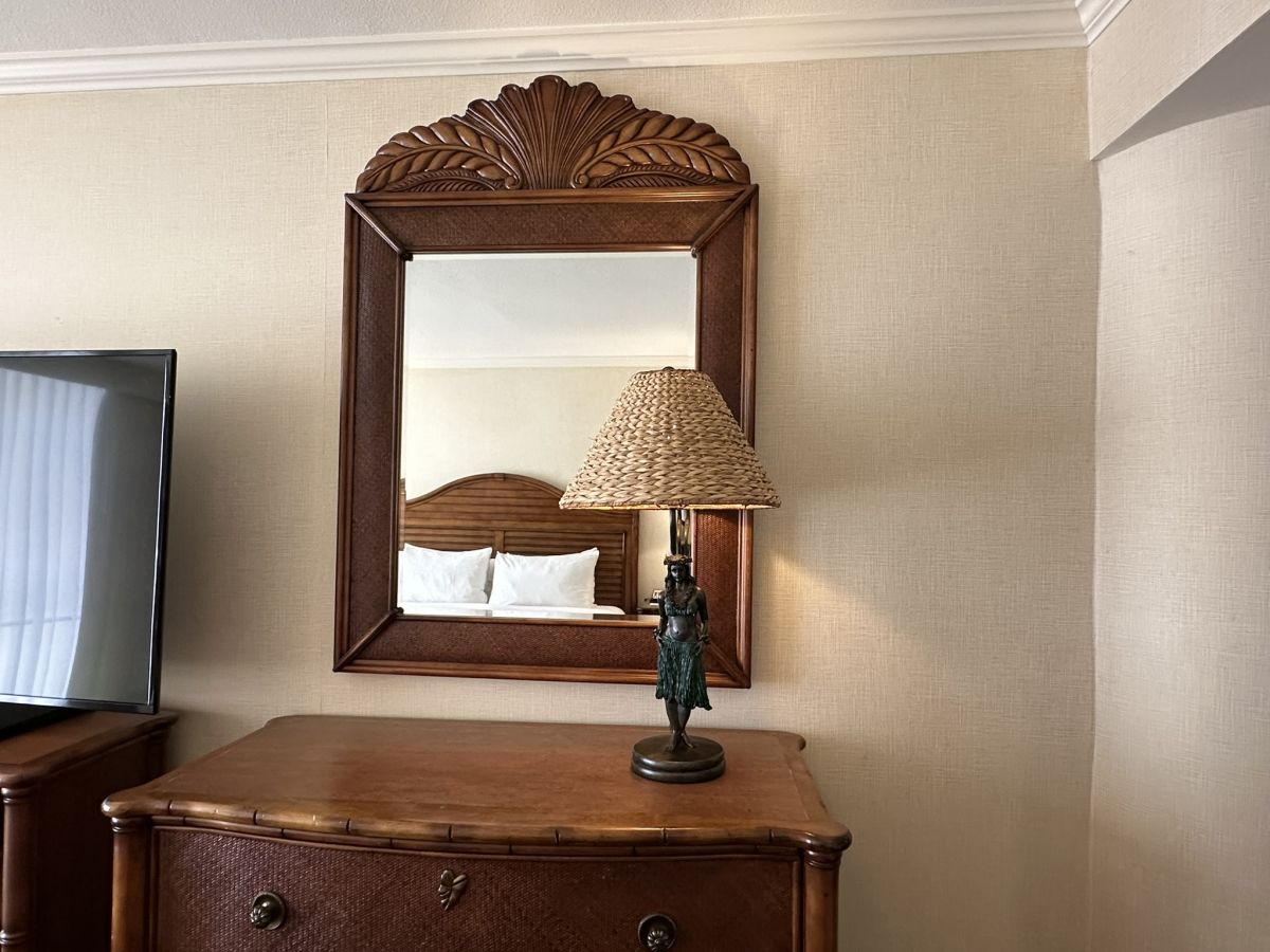 フラガール付きのライトがハワイらしい