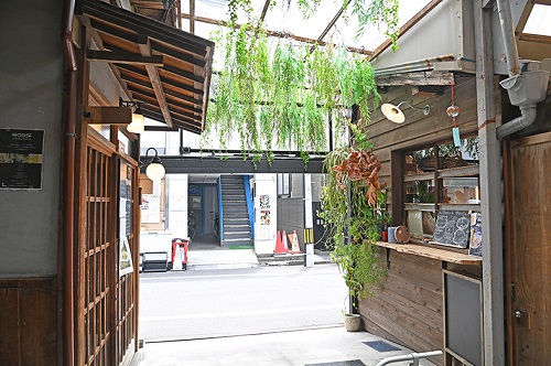 人宿町マートの中庭