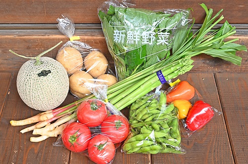 野菜や果物が並んでいる様子