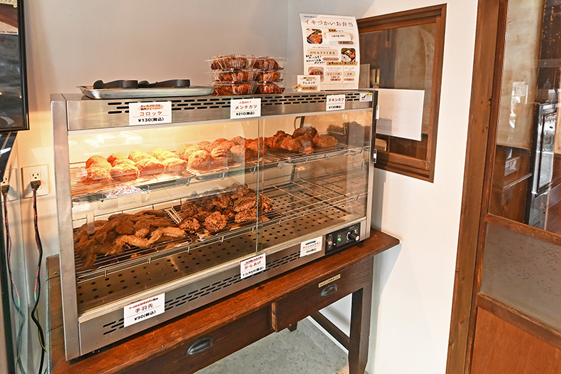 揚げ物の並んでいる総菜ケース