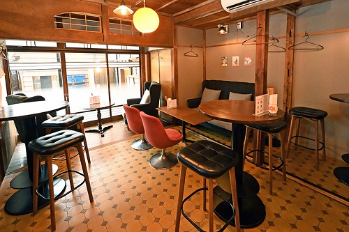 静岡醸造直営 人宿酒店 HITOYADO TAPROOMの内観