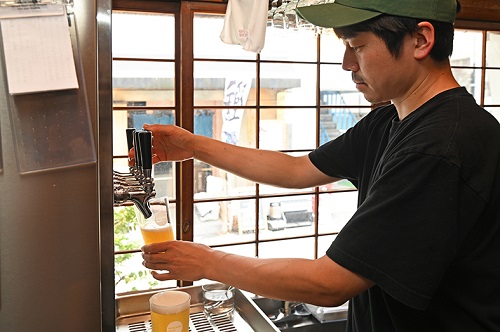 サーバーからビールを注ぐ様子