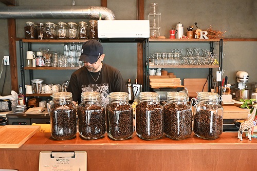 コーヒー豆が並ぶカウンター