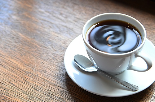 コーヒーが入ったコーヒーカップとソーサー